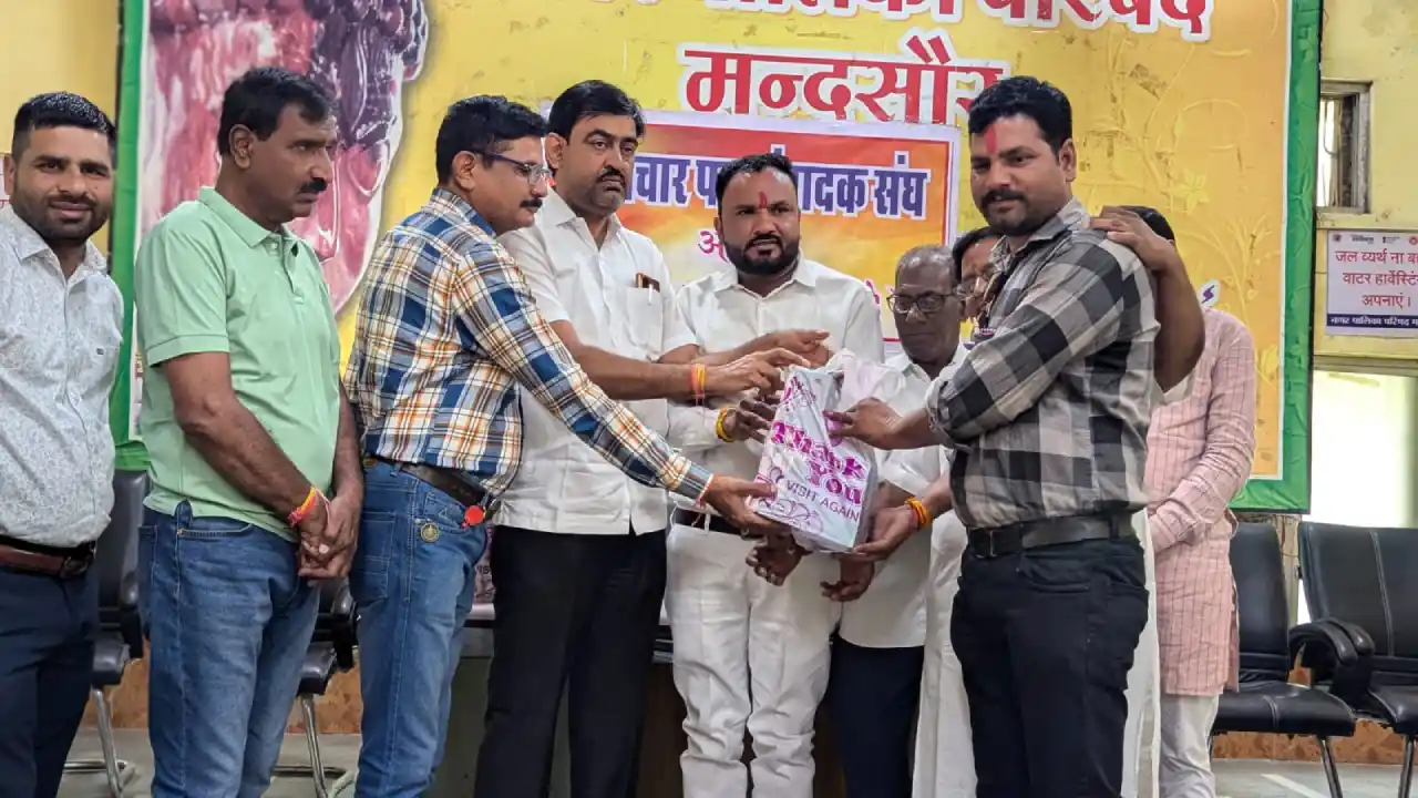 समाचार पत्र संपादक संघ द्वारा दीपावली मिलन समारोह मे समाजसेवी कुलदीप सिंह गौड़ को सम्मानित किया गया