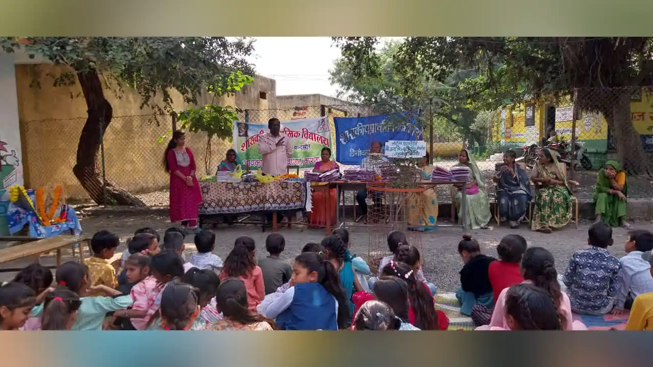 डिगांवमाली में बाल दिवस ऊनी स्वेटर व शैक्षणिक सामग्री वितरण कर हर्षोल्लास से मनाया गया