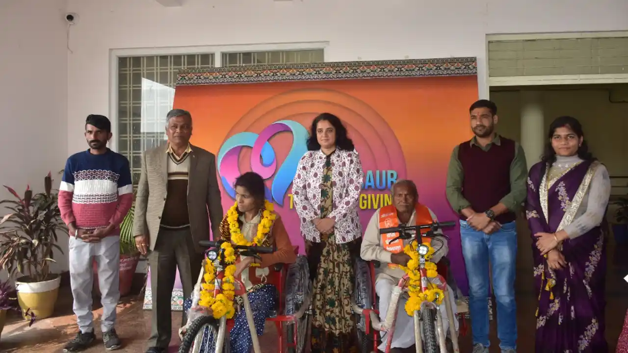 मन से मंदसौर एप में आवेदन करने पर कलेक्‍टर श्रीमती गर्ग ने दिव्यांग भागीरथ धाकड़ एवं कुं सावित्री पिता अमृतराम गुर्जर को मोटोराइज्ड ट्रायसिकल प्रदान की