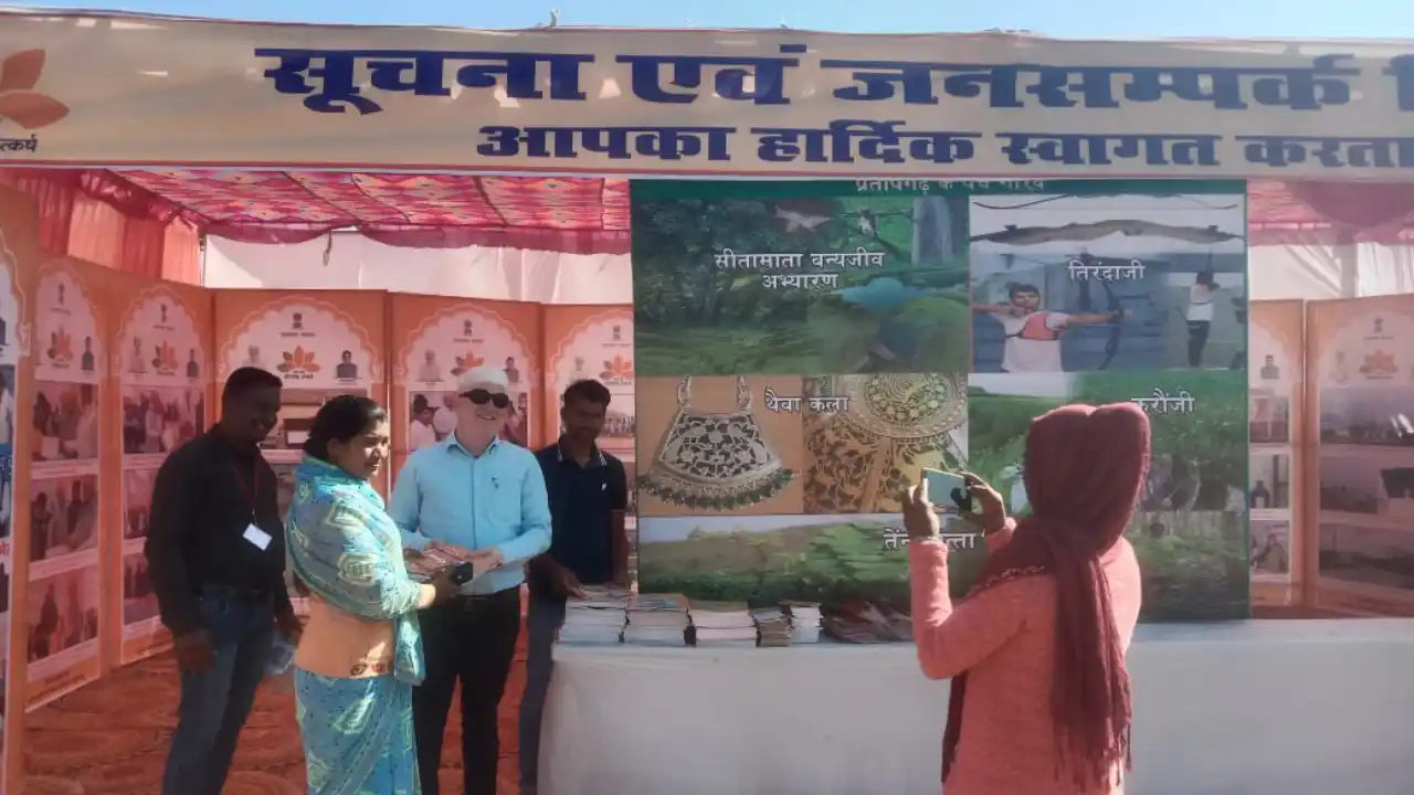 प्रदर्शनी में जनसम्पर्क विभाग के स्टॉल को देखने के लिए भारी उत्साह