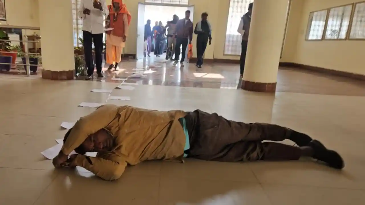मंदसौर जिले की जनसुनवाई में लोटते हुए पहुंचा आवेदक ज्ञानेश प्रजापति
