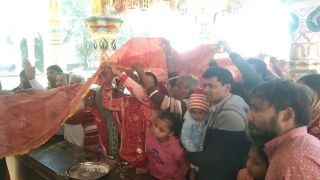 बेंड बाजो के साथ धूमधाम से निकली 81 फिट लम्बी मोड़ी माता मंदिर तक चुनर यात्रा