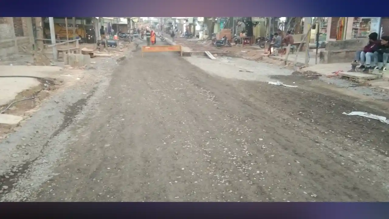 सीसी निर्माण का कार्य रुकने से राहगीरों नागरिकों को परेशानियां