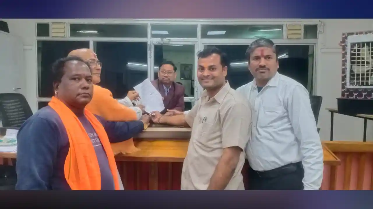 एसडीएम ने नयागांव गौशाला के संस्थापक अध्यक्ष को सौपा एक पक्षीय कार्यभाल सम्भालने का पत्र