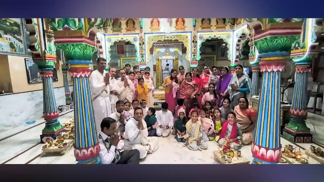 प्रति रविवार सामूहिक स्नात्र पूजन कर रहे है बच्चे