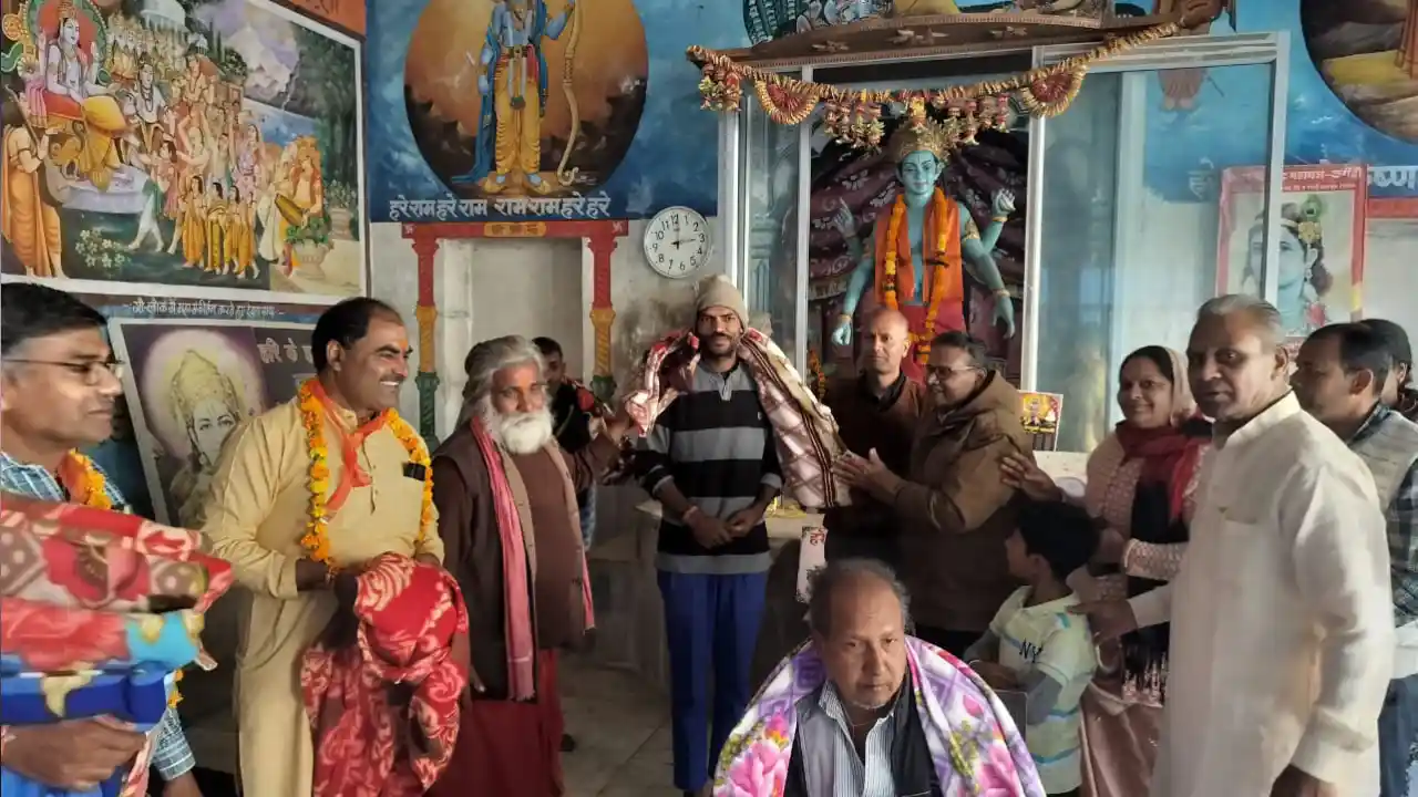 श्री रोकडिया हनुमान मंदिर पर साधु सन्यासी भक्तो के पास पहुंचा कंबल, किया पुण्य का कार्य