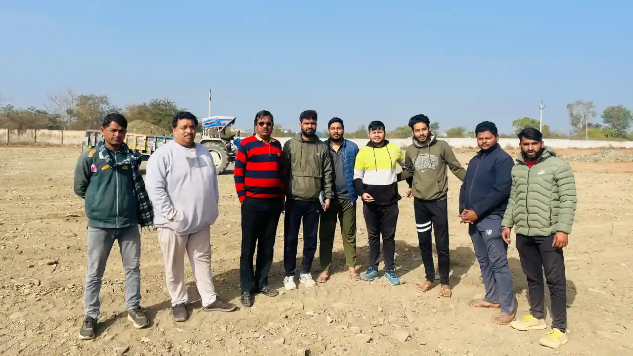 खिलाड़ियों के खेल मैदान की मांग पर नए खेल मैदान का सफाई कार्य हुआ प्रारंभ