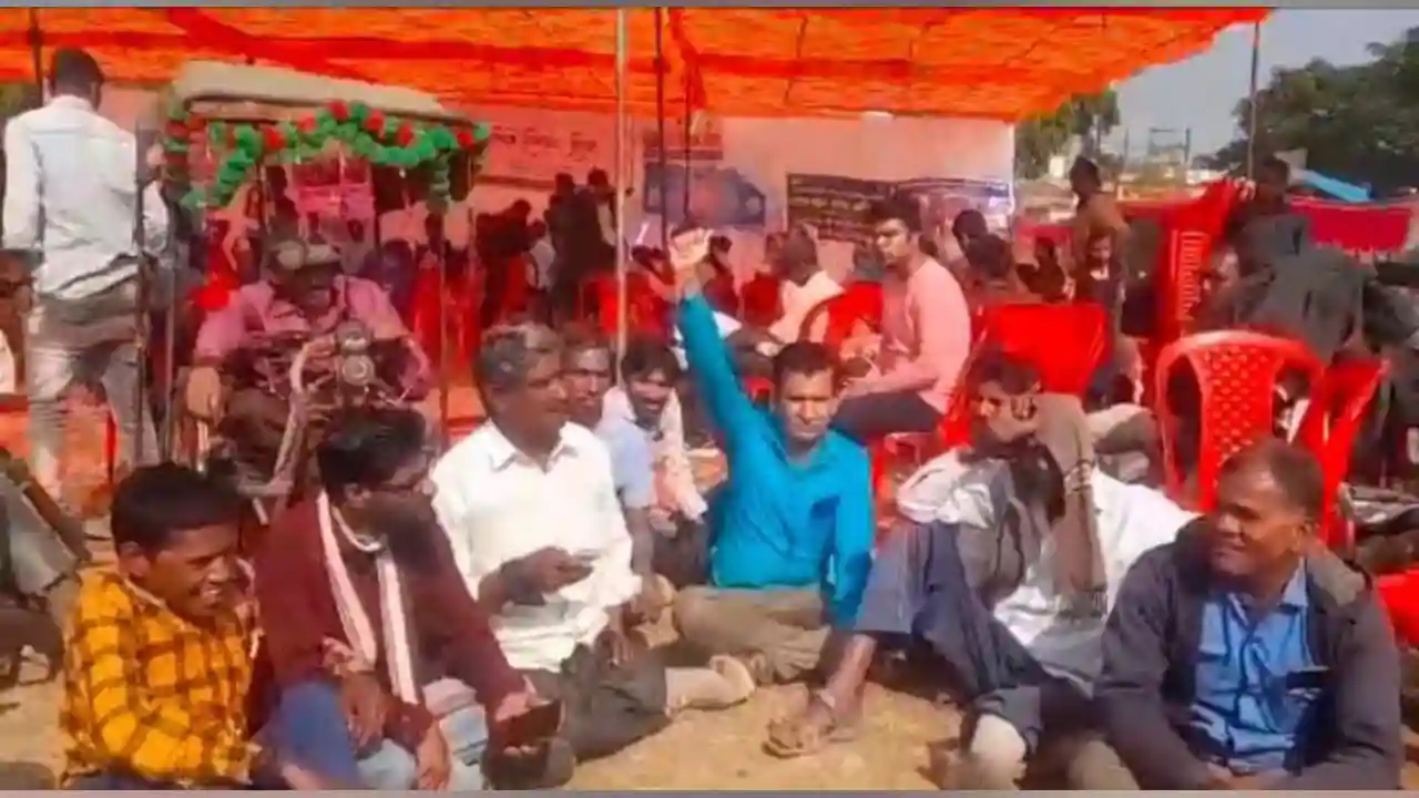 विश्व दिव्यांग दिवस के अवसर पर दिव्यांगजनो की समस्याओं के निराकरण हेतु दिव्यांगों ने किया काली पट्टी बांधकर विरोध प्रदर्शन