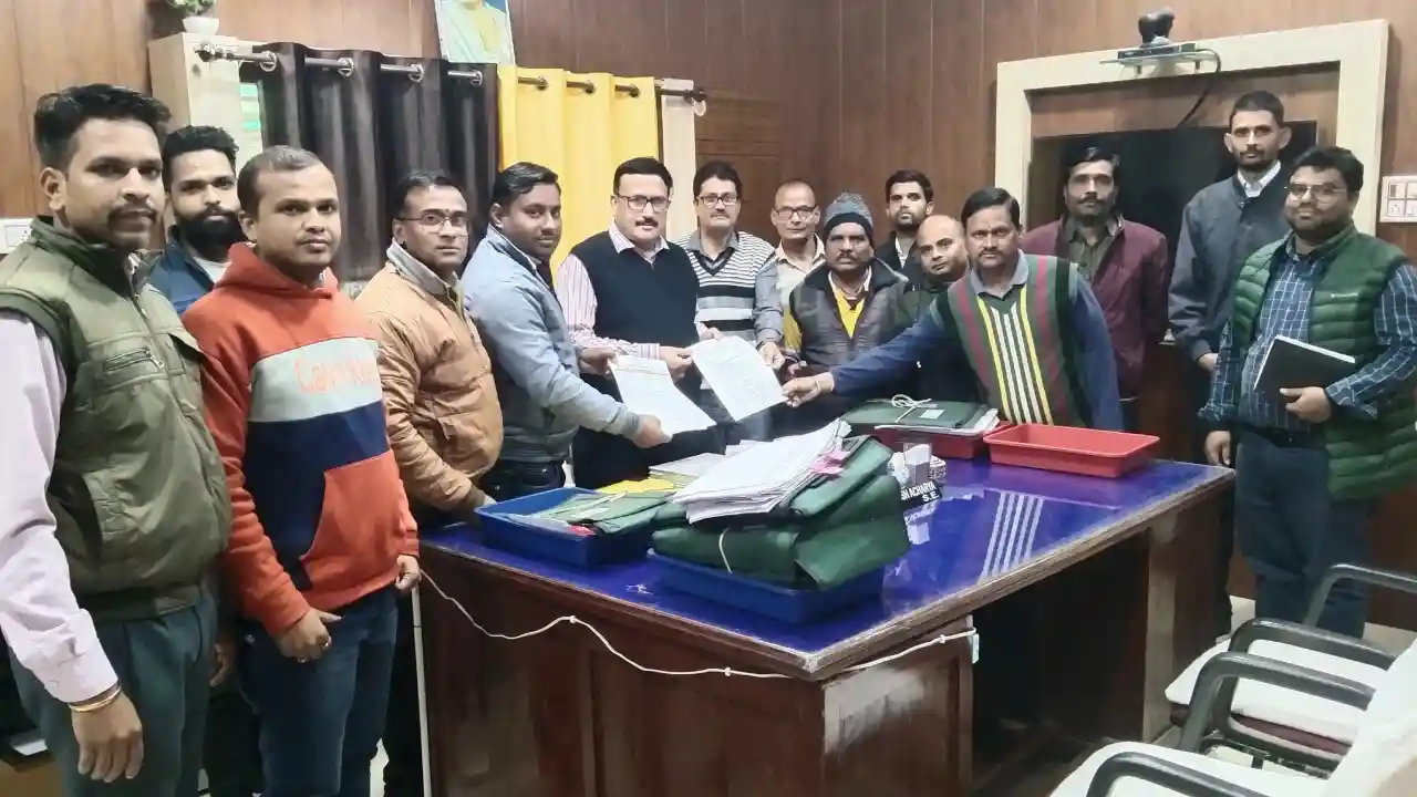 बिजली आउटसोर्स श्रमिकों का समय पर वेतन का भुगतान नहीं किया