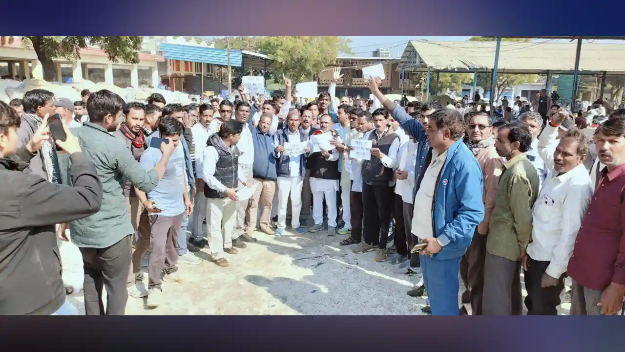 चाईना की लहसुन का मल्हारगढ़ ब्लॉक कांग्रेस का किसानों के साथ जोरदार विरोध प्रदर्शन नारेबाजी रैली निकालकर सौपा ज्ञापन।