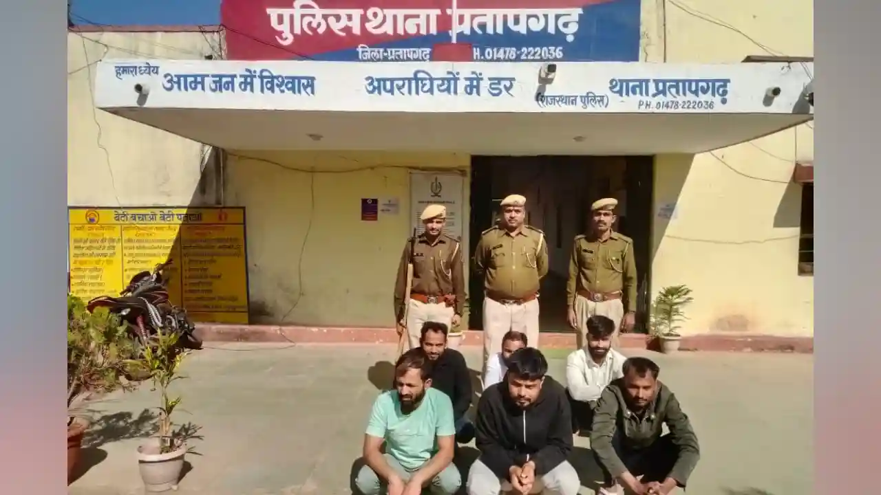 जुआ स्टटा खेलते हुए 06 अभियुक्तों को किया गिरफ्तार 34,000 रूपये, जुआ सटटा सामग्री, 08 मोबाईल फोन व 11 मोटरसाईकिल जब्त