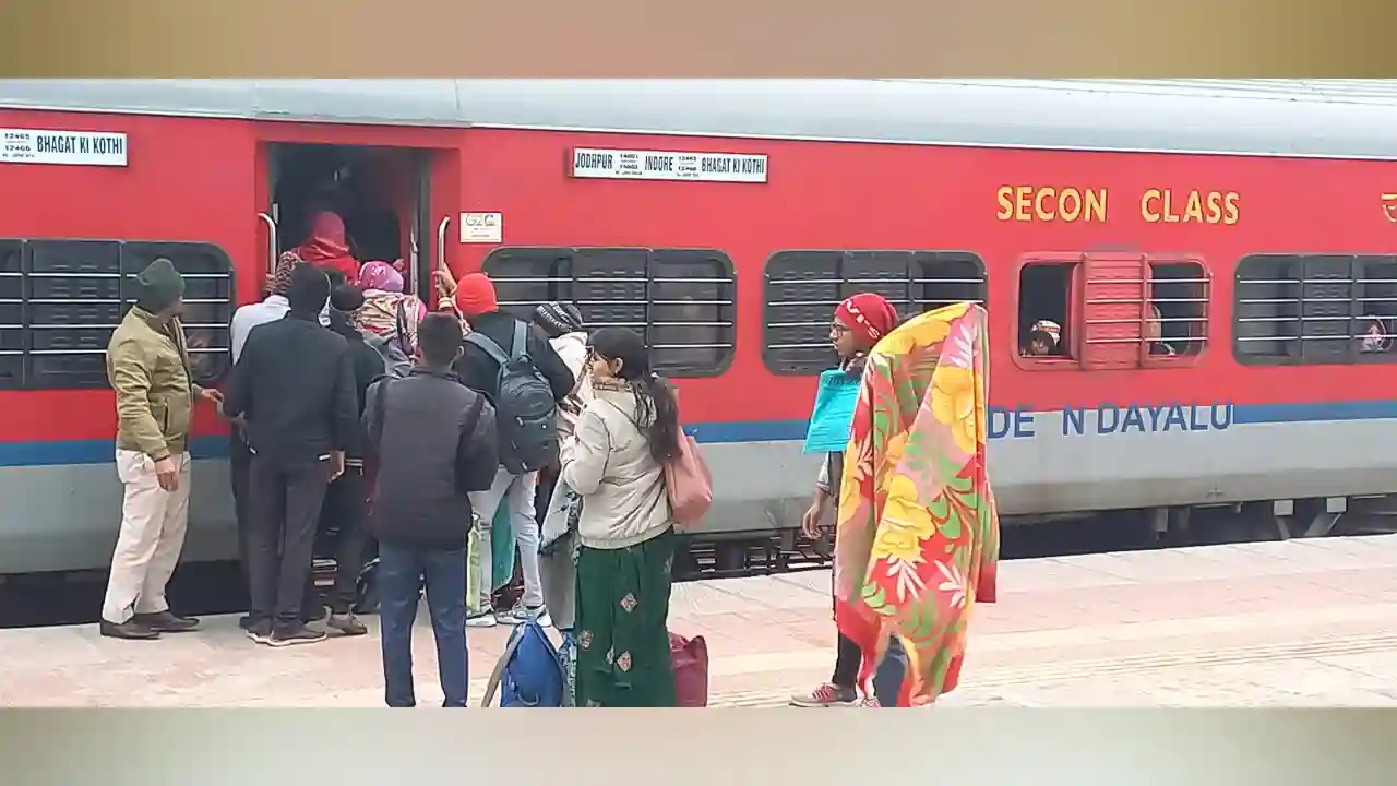 रेलवे किराया तो मनमाना वसूल रही है,पर यात्रियों की सुविधाओ के नाम पर शून्य