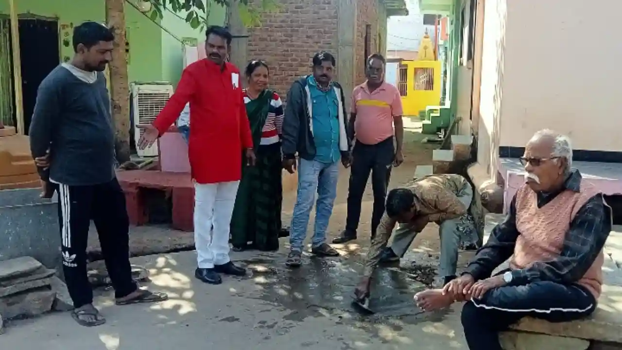 वनवासी कृषि ग्रामीण मजदूर संघ ने वार्ड क्रं 15 में हादसों को जन्म देने वाले गड्ढों को कराया दुरुस्त!