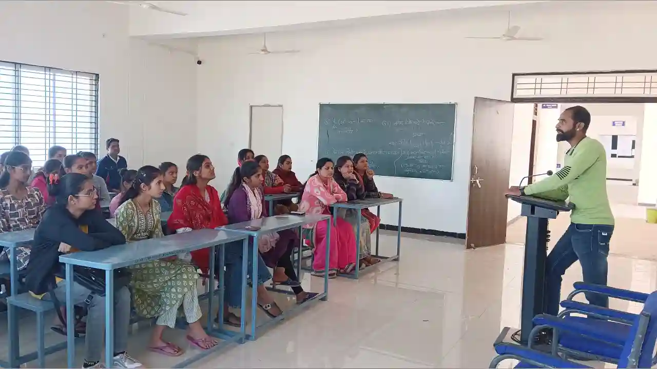 राष्ट्रीय प्रदूषण नियंत्रण दिवस पर छात्रों को स्वच्छ वायु, हरित पृथ्वी: सतत जीवन की ओर एक कदम विषय पर दिए व्यख्यान।