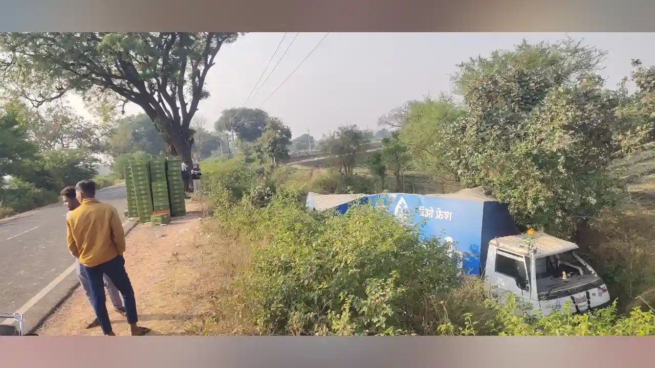 जीरन हरकियाखाल रोड़ पर दूध की सप्लाई लौट रहा कंटेनर नील गाय के सामने आने से अनियंत्रित होकर खाई में जा घिरा।