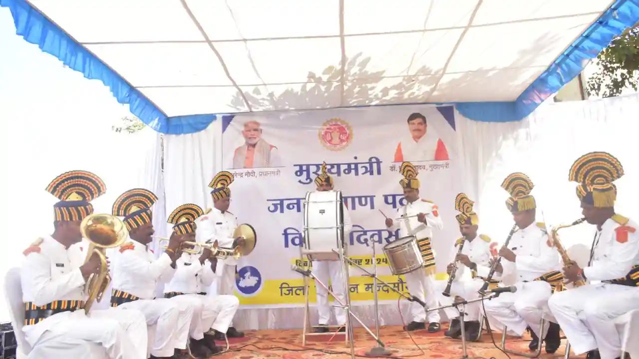 विजय दिवस के उपलक्ष्य पर पुलिस बैंड द्वारा गांधी चौराहा पर संगीतमई धुनों पर प्रस्तुति दी