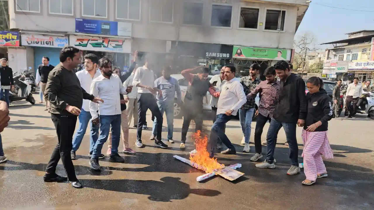 गृहमंत्री अमित शाह द्वारा डॉक्टर भीमराव अंबेडकर पर दिए गए कथित बयान पर एनएसयूआई ने पुतले जला कर किया विरोध प्रदर्शन