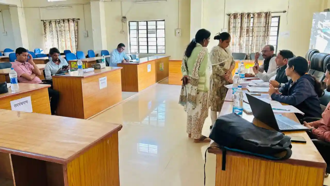 आकांक्षी कार्यक्रम की समीक्षा बैठक आयोजित