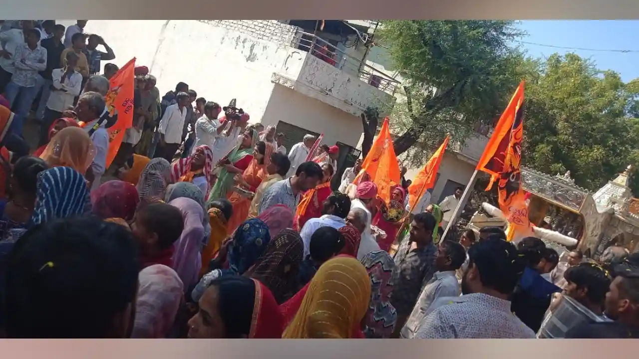 बानोड़ा बालाजी का रथ धारडी में प्रस्थान किया