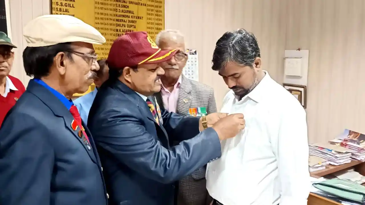 सशस्त्र सेना झण्डा दिवस कार्यक्रम का शुभारंभ कलेक्टर श्री सिंह को सशस्त्र सेना का ध्वज लगाकर किया