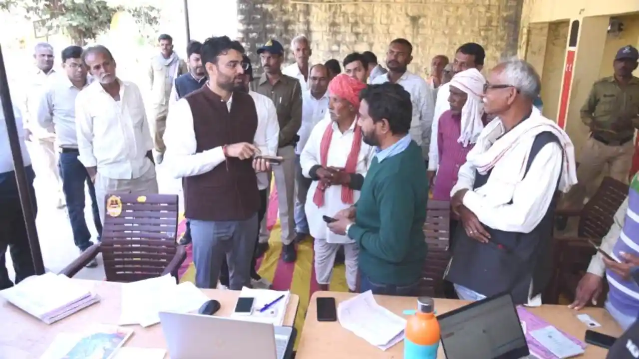 कलेक्टर ने किया भादवामाता में ई-केवाईसी शिविर का निरीक्षण