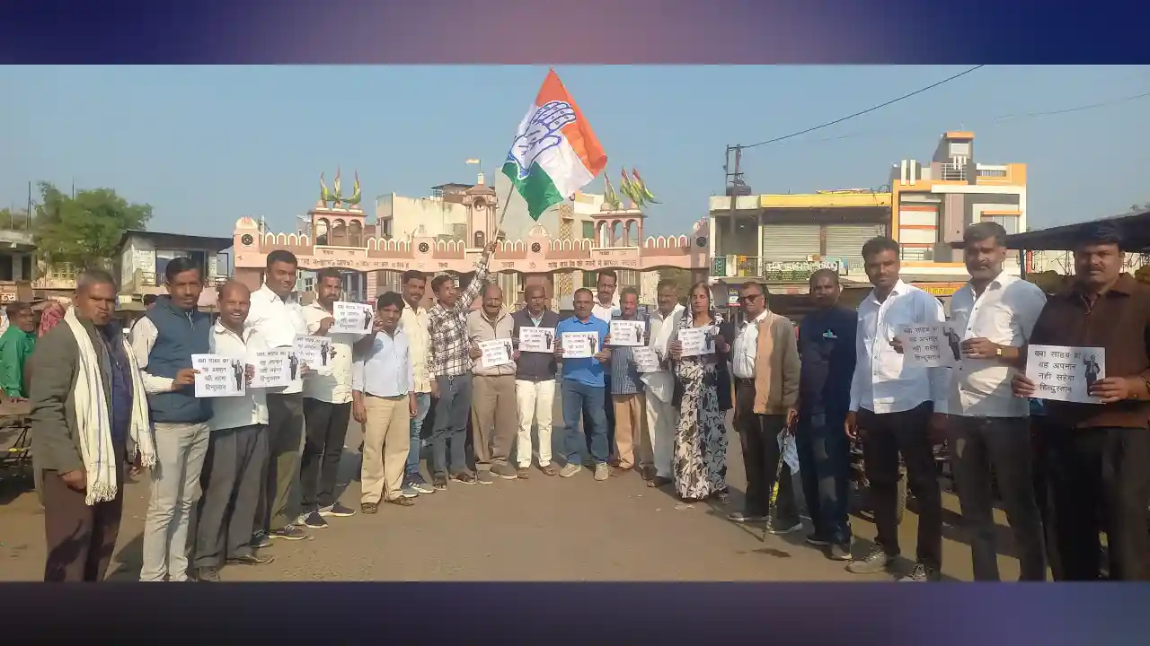 आक्रोशित कांग्रेसजनों ने रैली निकालकरअमितशाह का फूंका पुतला बाबासाहब का यह अपमान नही सहेगा हिंदुस्तान के लगाए नारे