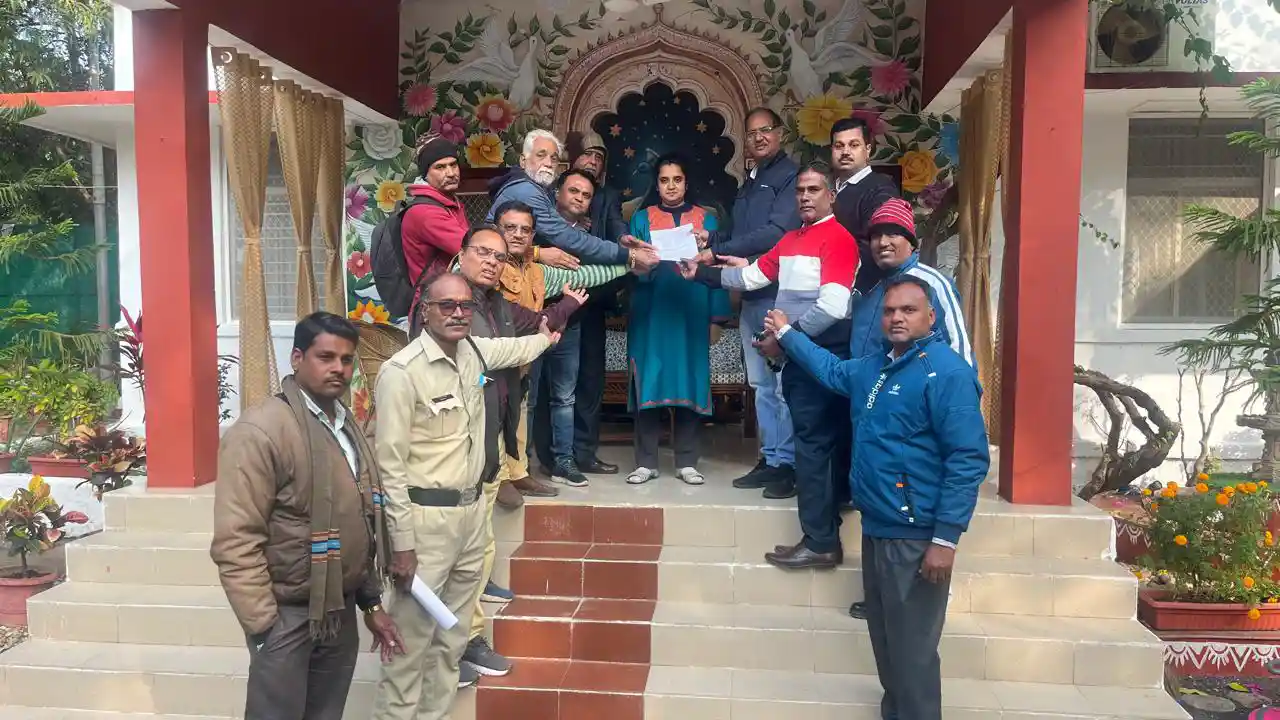 प्रदेश के अधिकारियों,कर्मचारियों की न्‍यायोचित 51 सूत्रीय मांगों का ज्ञापन दिया गया।