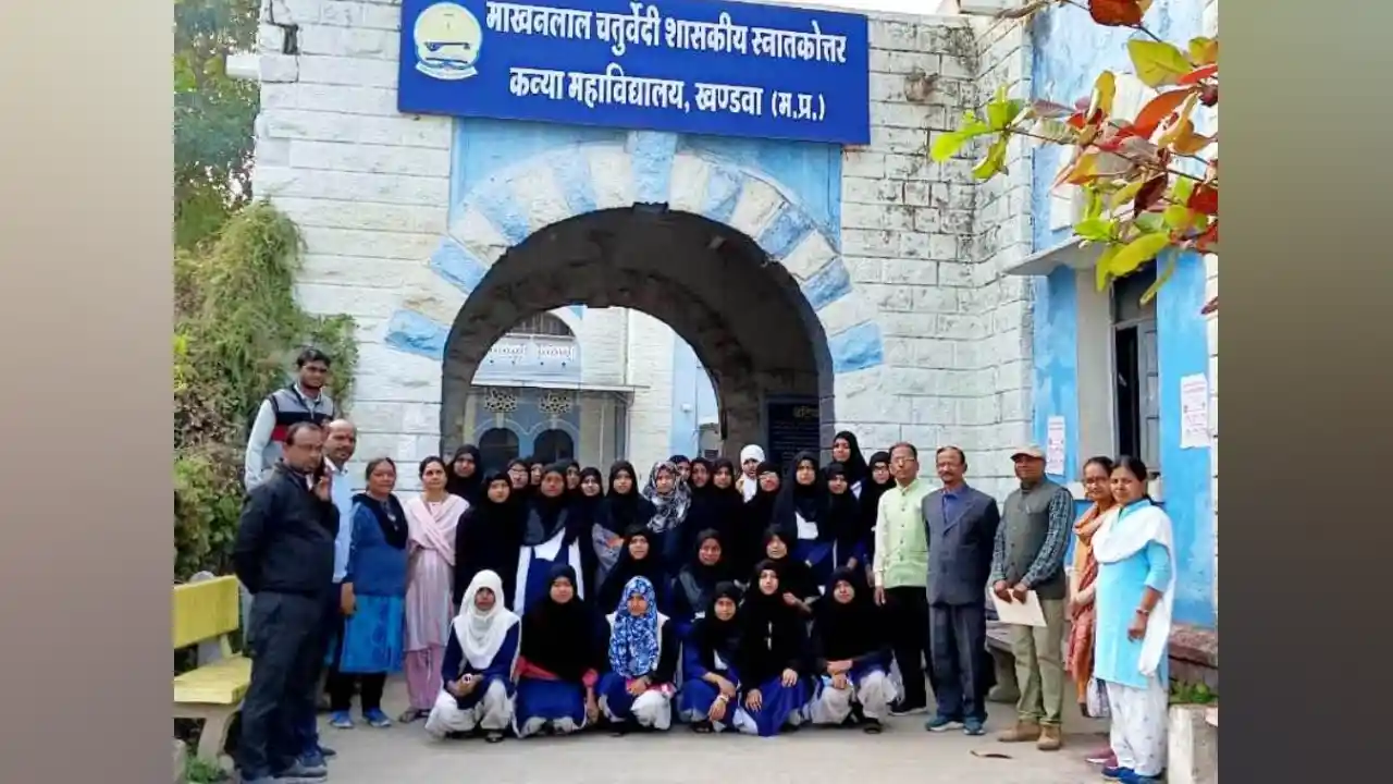 एक कदम कॉलेज की ओर कार्यक्रम में उर्दू स्कूल की छात्राओं ने किया महाविद्यालय का भ्रमण