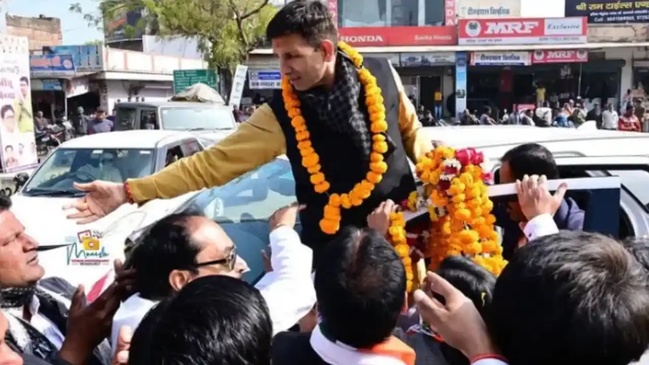 जीतू पटवारी के रोड शो ने मनासा में बिखेरी कांग्रेस की शक्ति