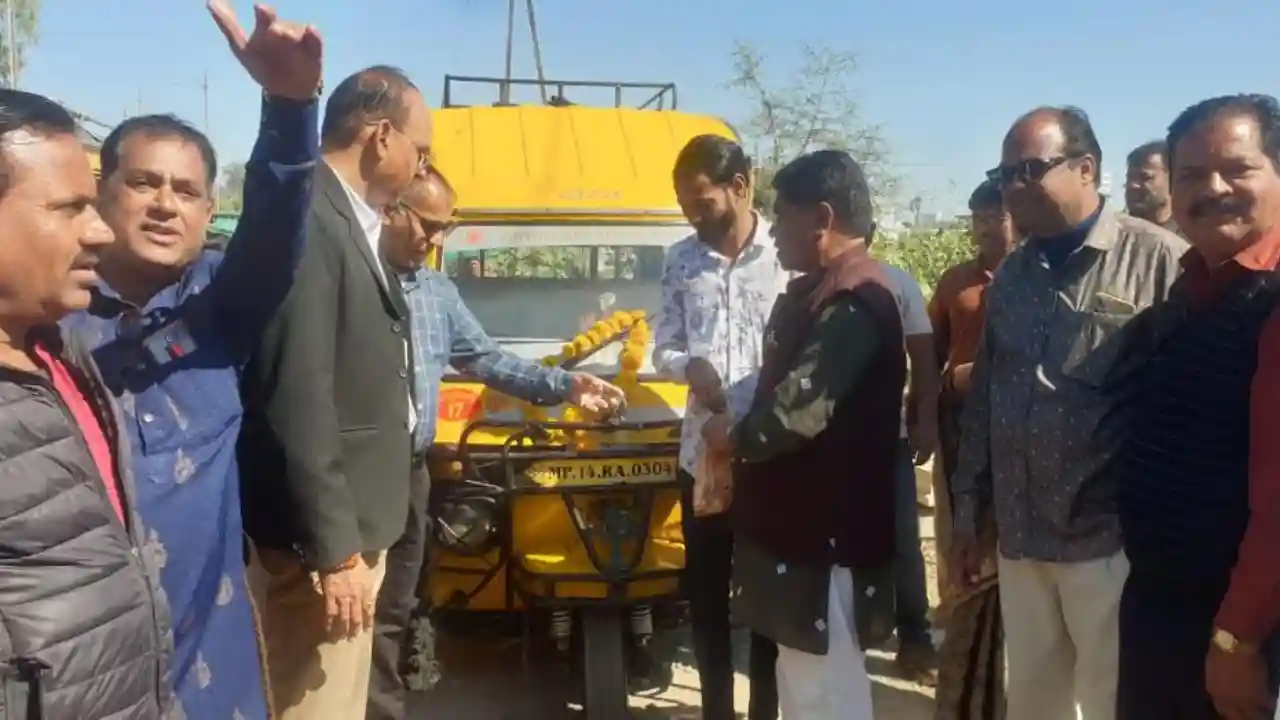 पटरी पार निवासियों के लिए टेम्पो यूनियन ने की नई सेवा प्रारंभ, अब संजीत ओव्हरब्रीज से मिलेंगी टेम्पों की सुविधा दो दर्जन से अधिक कॉलोनीवासी होगें लाभवान्वित