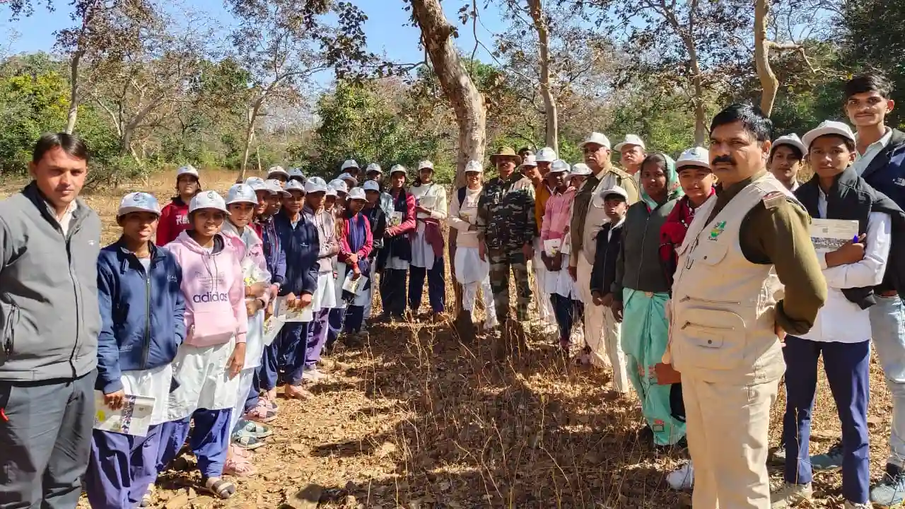 वन विभाग ने बच्चों को कराया जंगल का भृमण, पशु पक्षी वनस्पतियों के बारे में बताया