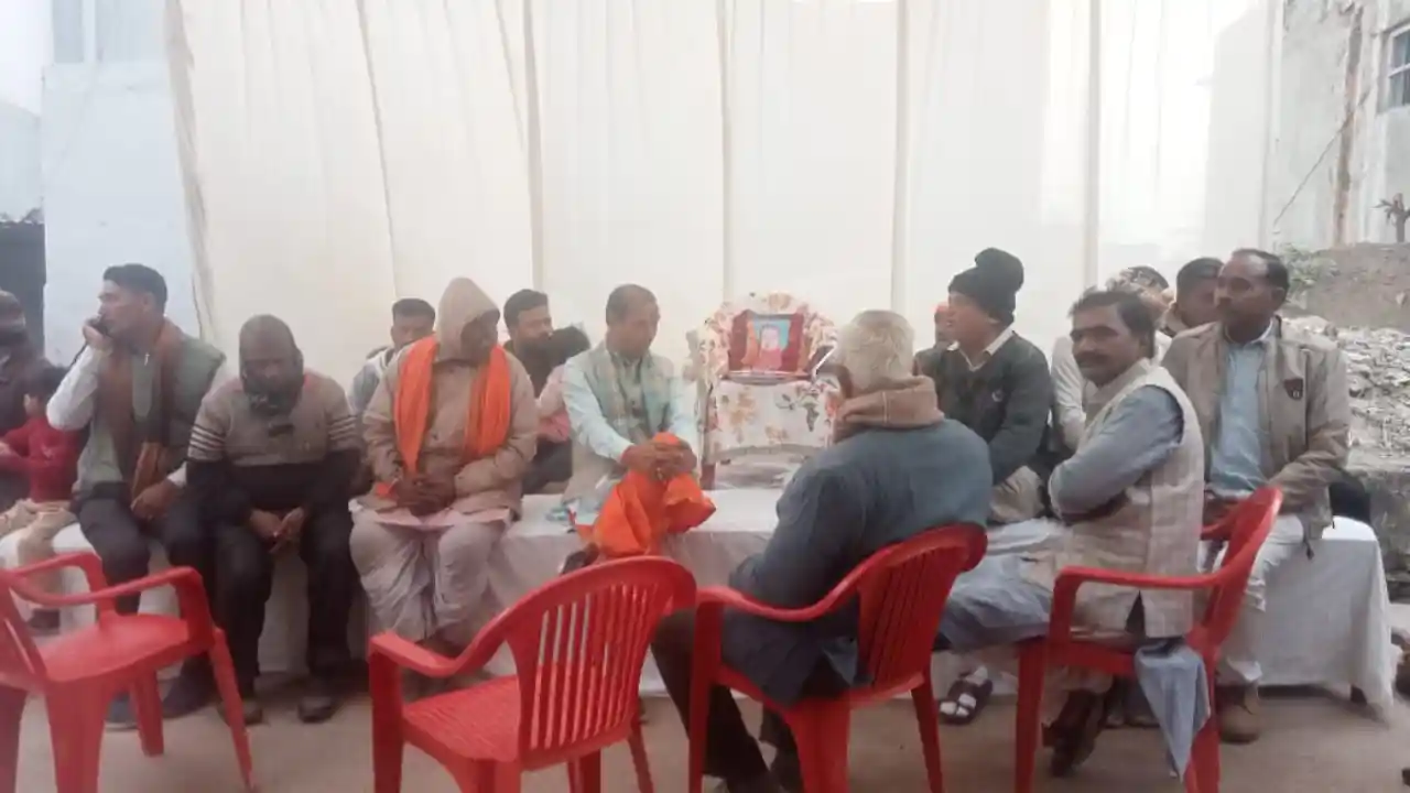 माननीय विधायक श्री ओमप्रकाश जी सखलेचा ने बधावा पंचायत के माधौपुरा मे गुर्जर परिवार और रतनगढ़ में अग्रवाल परिवार में शोक संवेदना व्यक्त की।