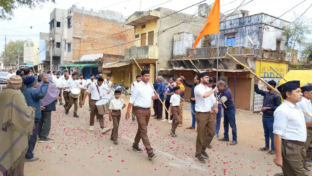 चीताखेड़ा की गलियों में स्वयं सेवकों ने किया कदमताल, जगह-जगह हुई पुष्पवर्षा