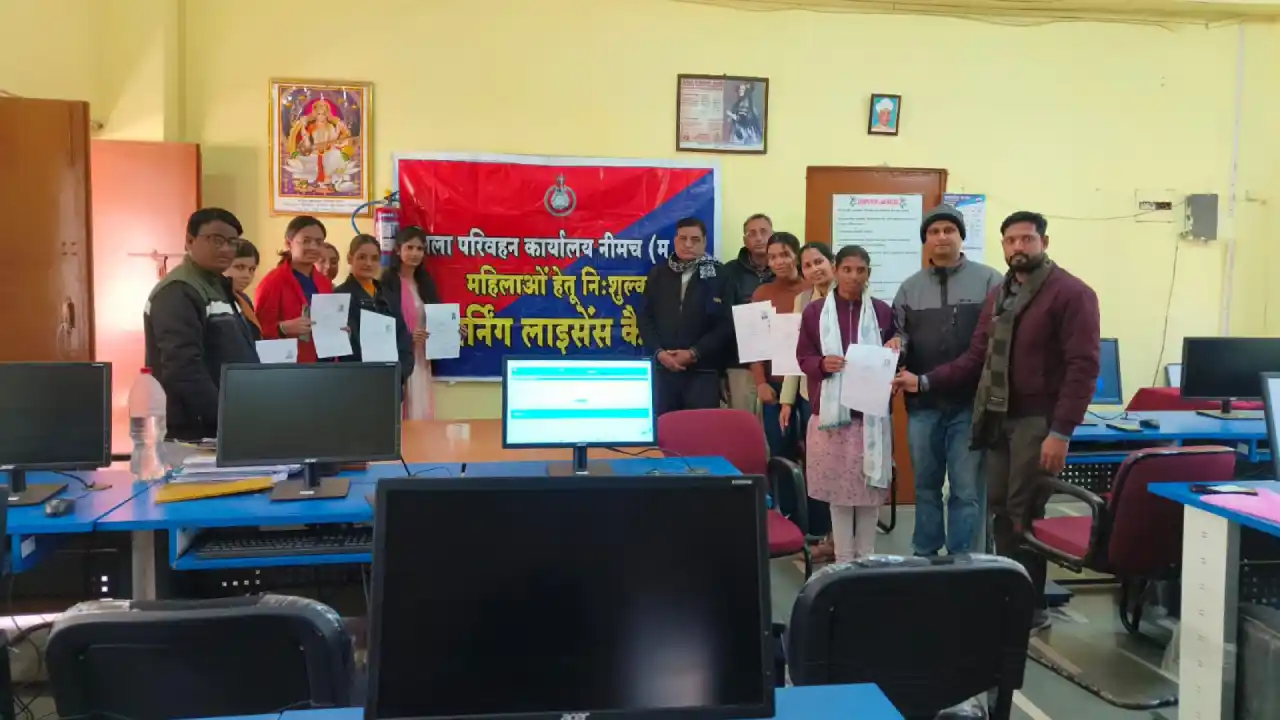 प्रधानमंत्री कॉलेज ऑफ़ एक्सीलेंस नीमच में छात्राओं के लिए निशुल्क लर्निंग लाइसेंस शिविर का आयोजन