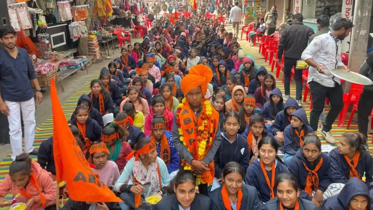 अभाविप अरनोद इकाई ने निकाली शोभायात्रा