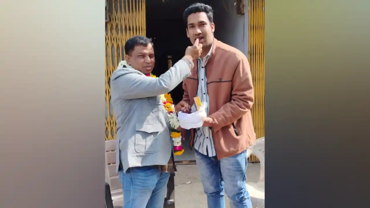 युवा कांग्रेस के प्रदेश संयोजक अमान गौरी बनने पर पूर्व विधायक रामलाल मीणा ने मिठाई खिलाकर दी बधाई