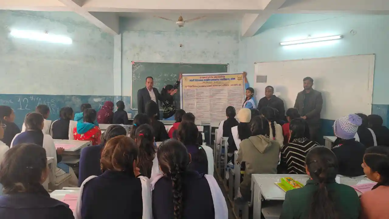 कॉलेज चलो अभियान के तहत महाविद्यालय की टीम द्वारा स्कूलों का भ्रमण