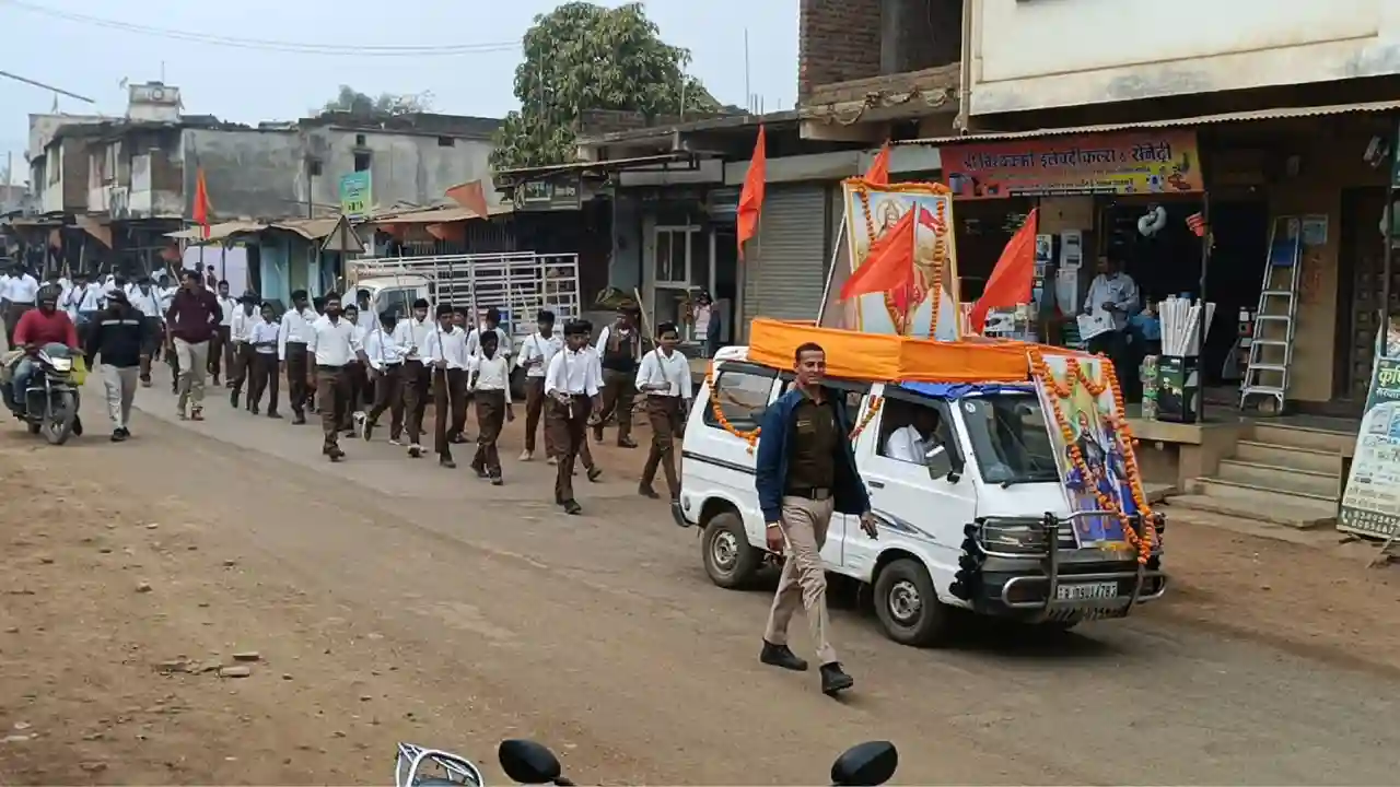 सरवानिया महाराज में राष्ट्रीय स्वयंसेवक संघ के बाल स्वयंसेवकों का निकला भव्य पथ संचलन, जगह-जगह पुष्प वर्षा से हुआ स्वागत