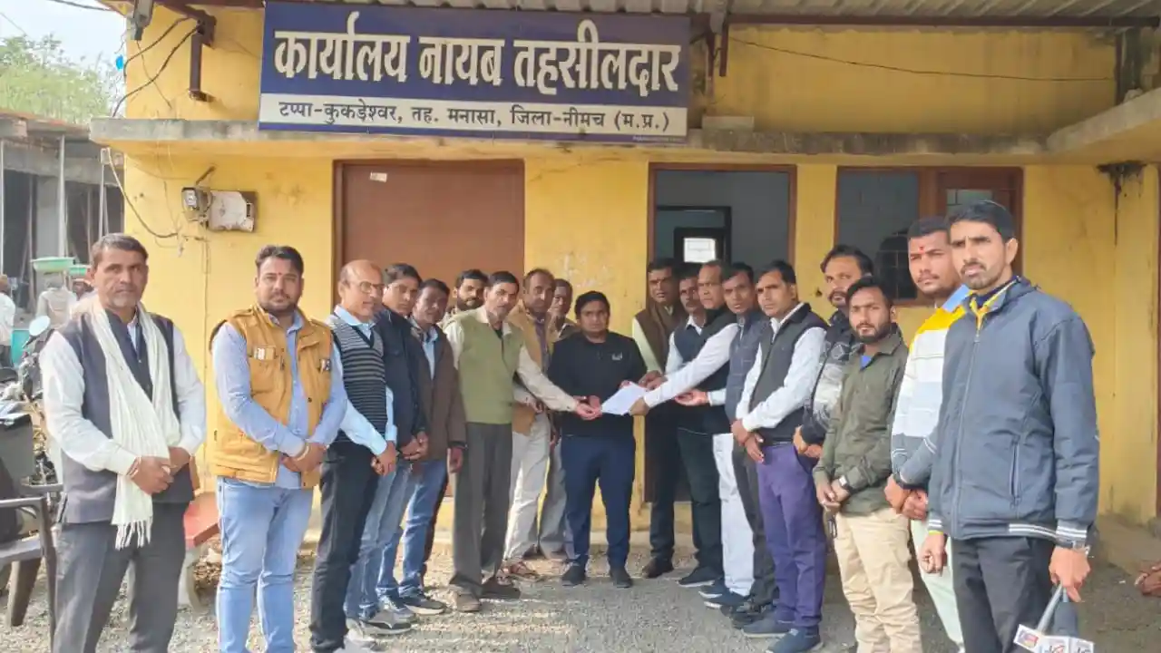 कुकडेश्वर के पत्रकारों ने पत्रकार मुकेश चंद्राकर की निर्मम हत्या के आरोपियों के विरुद्ध कठोरतम कार्यवाही व पत्रकार सुरक्षा कानून हेतु सोंपा राष्ट्रपति के नाम ज्ञापन