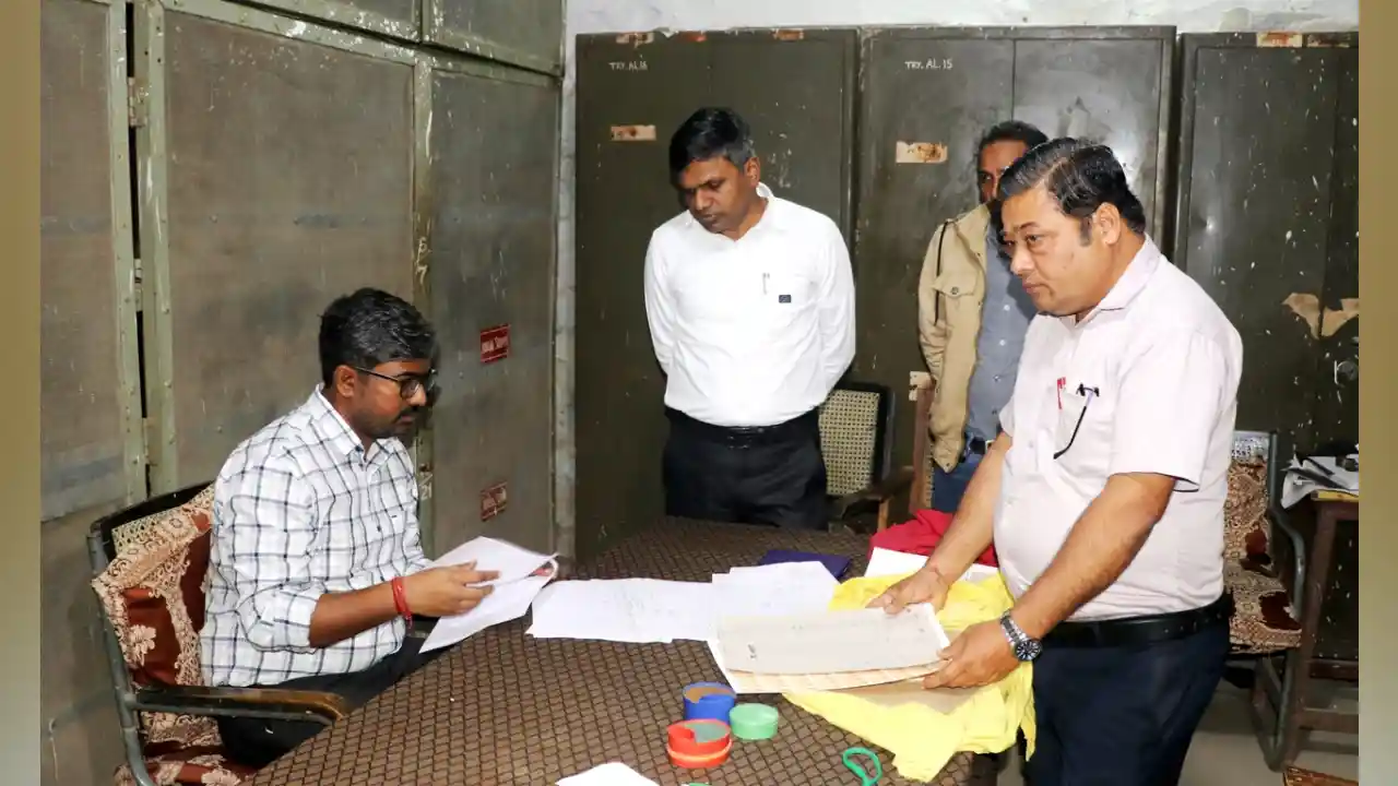 कलेक्टर श्री सिंह ने जिला कोषालय स्थित स्ट्रांग रूम का किया वार्षिक निरीक्षण