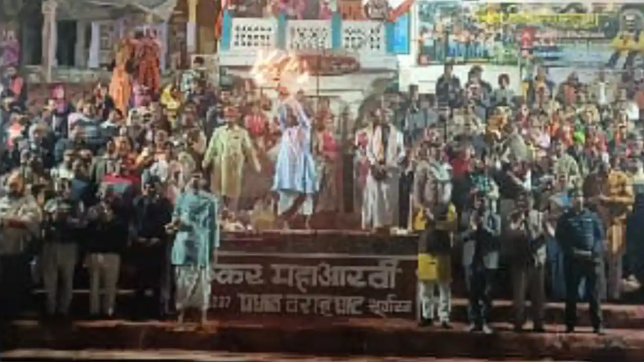 होलकर घाट पर हुआ भव्य दीपदान व महाआरती