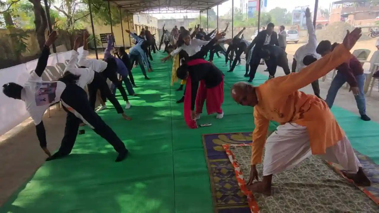 विधि महाविद्यालय, मंदसौर में "युवा सप्ताह" के उपलक्ष्य में योग दिवस का हुवा आयोजन, योग गुरु श्री टांक ने कराया सूर्य नमस्कार