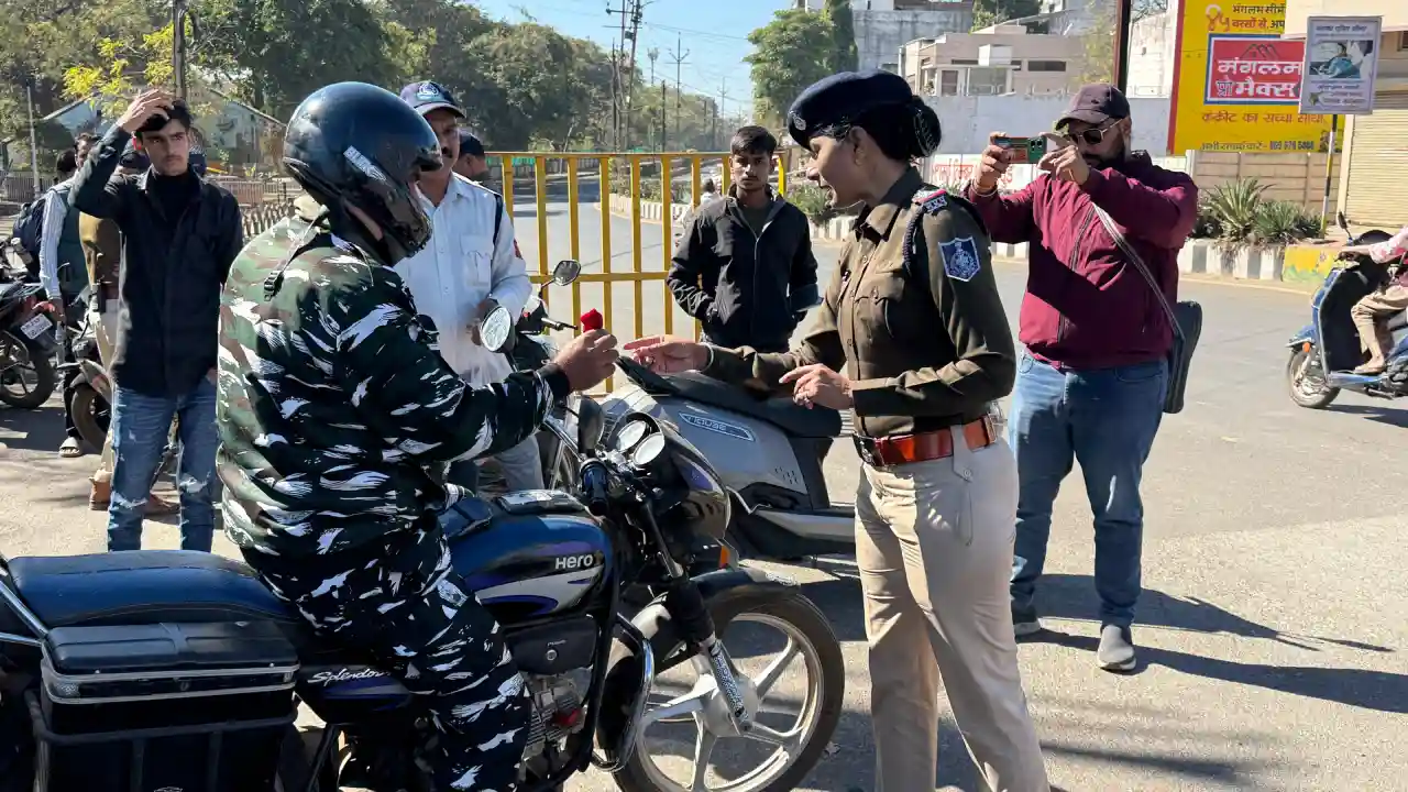 यातायात पुलिस नीमच द्वारा वाहन चालको फुल देकर किया यातायात नियमों के प्रति जागरूक।