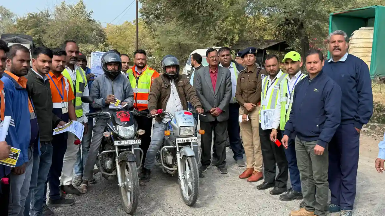 नयागांव टोल प्लाजा पर एमपीआरडीसी एवं यातायात पुलिस का जागरूकता कार्यक्रम , पेम्पलेटस का किया गया वितरण नयागांव टोल प्लाजा पर एमपीआरडीसी एवं यातायात पुलिस का जागरूकता कार्यक्रम , पेम्पलेटस का किया गया वितरण