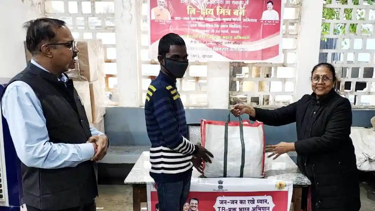 जिला क्षय केंद्र में निक्षय मित्र बनकर मरीजों को दिए फूड बास्केट