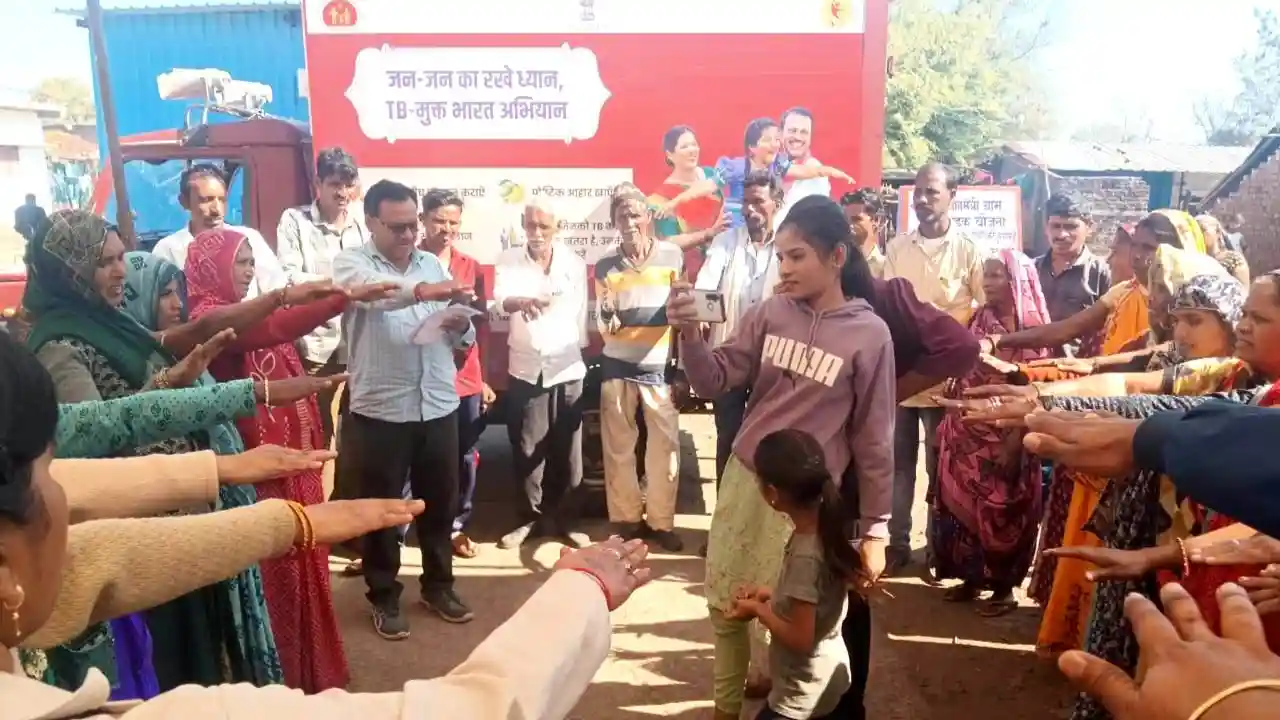 निक्षय अभियान के तहत निक्षय वाहन ने ग्रामों में टी.बी. से बचाव की दी जानकारी