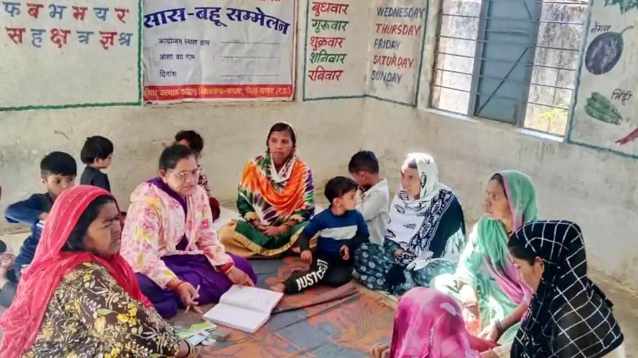 खंडवा ब्लॉक के ग्रामों में सास बहू सम्मेलन आयोजित कर छोटे परिवार के महत्व की दी जानकारी