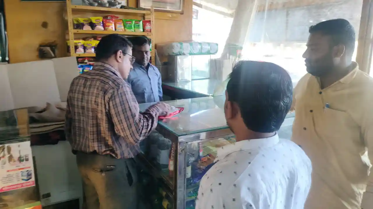 मिलावट से मुक्ति‍ अभियान के तहत खाद्य सुरक्षा टीम द्वारा दो फर्मों की जांच