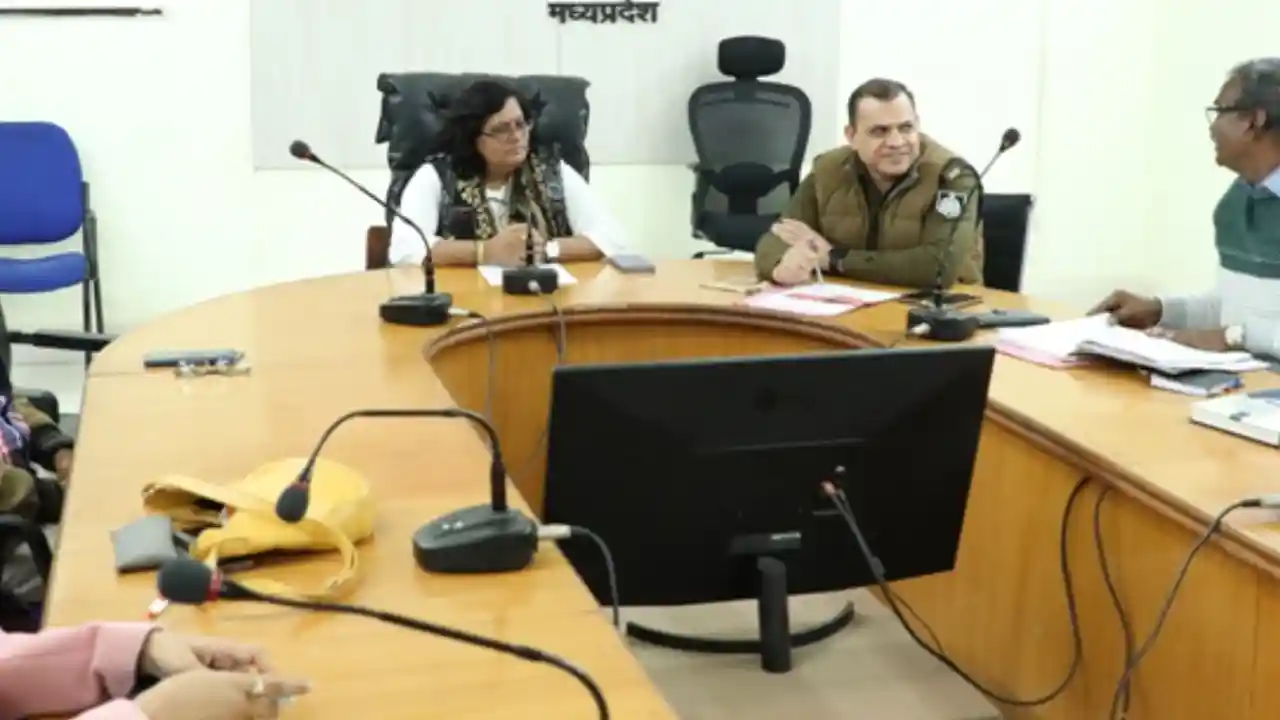 कलेक्‍टर द्वारा मोरवन छात्रावास अधीक्षक निलंबित