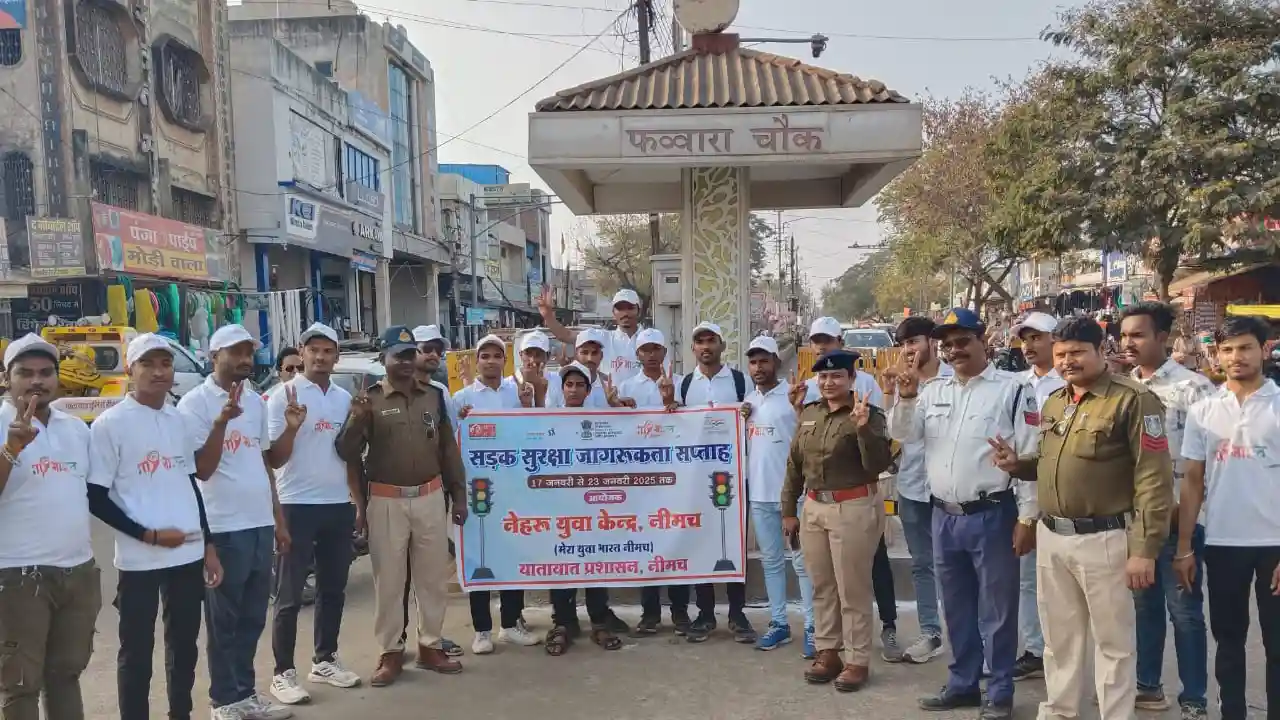 नेहरू युवा केन्द्र संगठन एवं यातायात पुलिस द्वारा किया गया संयुक्त यातायात जागरूकता कार्यक्रम